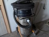 un aspirateur posé sur un chariot dans un garage