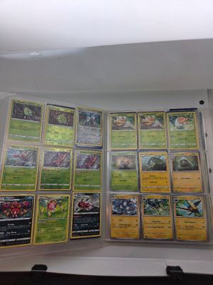 une photo montrant un présentoir de cartes Pokémon accroché au mur