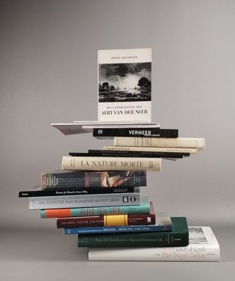 plusieurs livres empilés sur une table