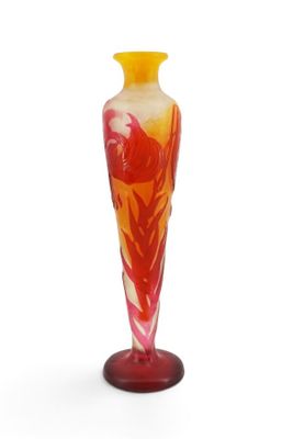 un vase en verre avec un motif rouge et jaune