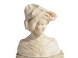 buste en marbre représentant une femme coiffée d'un chapeau
