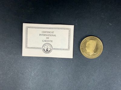 un gros plan d'une pièce de monnaie et d'un certificat posés sur une table