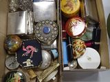 une boîte remplie d'objets assortis posée sur une table