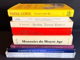 cinq livres empilés sur une table