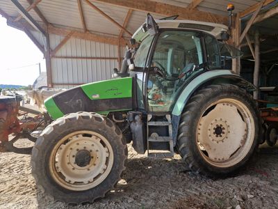 un tracteur garé à l'intérieur d'un bâtiment