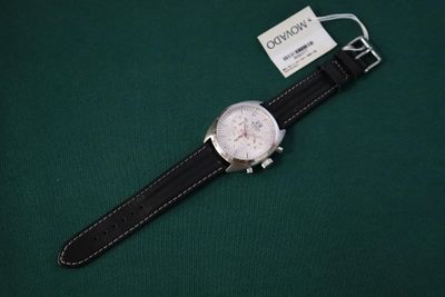 une montre posée sur une surface verte