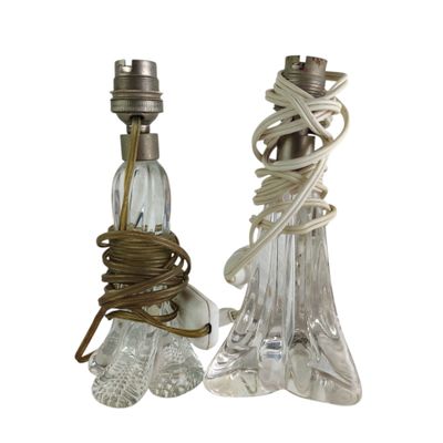 deux lampes en verre placées l'une à côté de l'autre