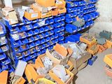 une grande pile de cartons contenant des articles divers dans un entrepôt