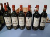 plusieurs bouteilles de vin sont alignées sur une table