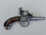 un vieux fusil exposé sur une table