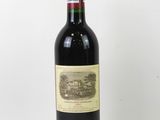 une bouteille de vin posée sur une table
