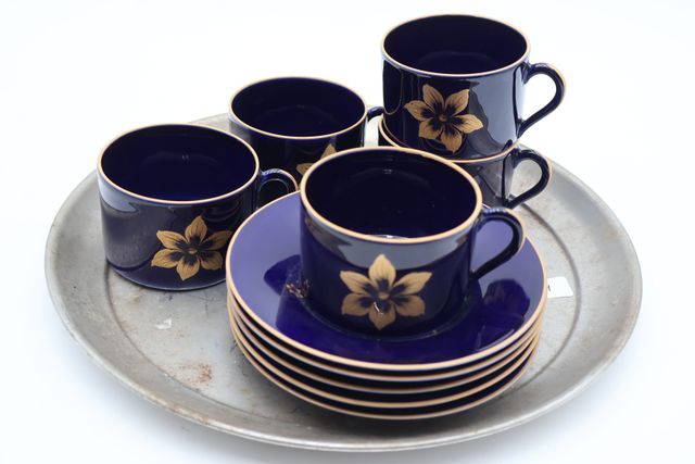 Cinq tasses et soucoupes à thé en porcelaine bleu de four décor d...