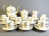 plusieurs tasses et soucoupes et une théière sur la table