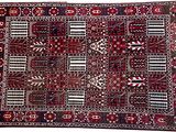un tapis rouge et noir sur fond blanc