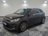 une voiture grise garée sur le sol en damier d'un garage