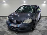 une voiture grise garée dans une pièce
