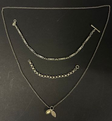 gros plan d'un collier sur une surface noire