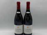 deux bouteilles de vin rouge posées l'une à côté de l'autre sur une table