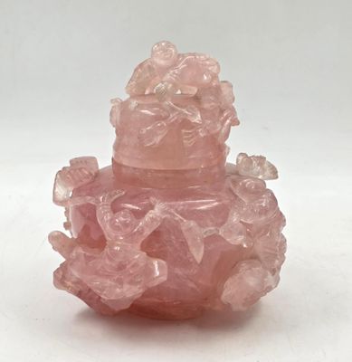 une photo d'un morceau de sucre d'orge rose
