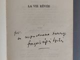 un livre ouvert avec une écriture dessus, posé sur une table
