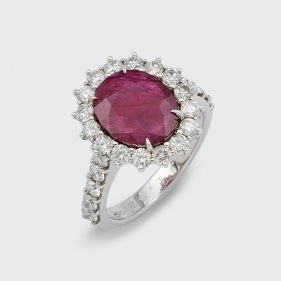 un gros plan d'une bague ornée d'un rubis entouré de diamants