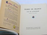 un livre ouvert avec l'image d'un chat dessus