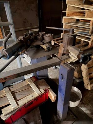 une machine qui travaille sur une pièce de bois