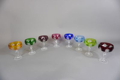 plusieurs verres à vin de couleurs différentes sont alignés