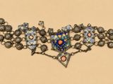 une photo d'un collier en argent et perles de verre