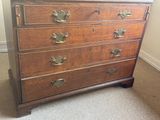 une commode en bois munie de poignées en laiton