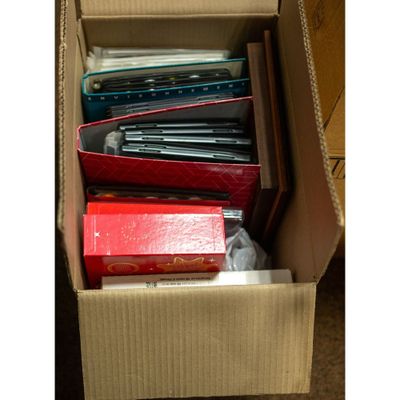 une boîte en carton remplie d'appareils électroniques et d'autres objets