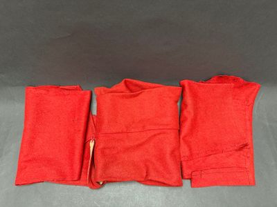un lot de trois serviettes rouges sur fond gris
