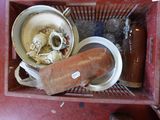 un panier sale rempli de vaisselle sale et d'autres objets