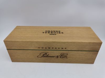 une boîte en bois sur laquelle est collée une étiquette indiquant « champagne »