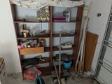 un garage avec une étagère où sont rangés des outils