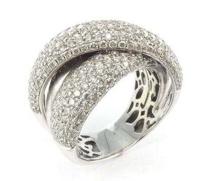 gros plan d'une bague en diamant sur fond blanc