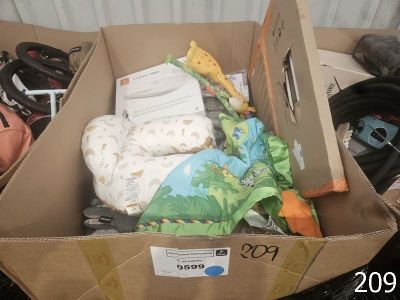 une boîte en carton remplie de couches et d'autres articles