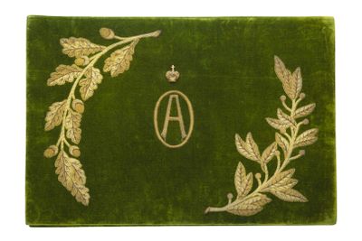 une image représentant un étui en velours vert orné d'une feuille d'or et d'une initiale