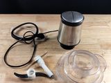 un mixeur et une tasse posés sur une table en bois