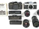 de nombreux types d'appareils photo et d'objectifs sur la table
