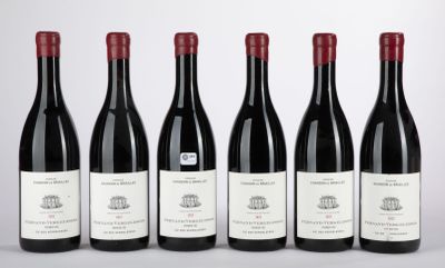 six bouteilles de vin rouge alignées sur une table