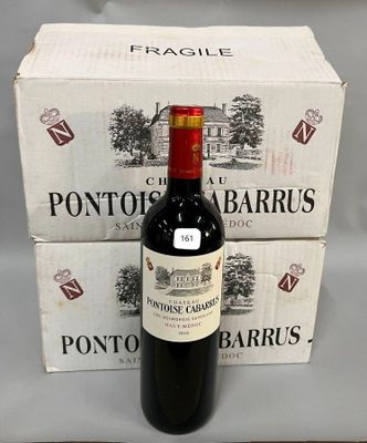 une bouteille de vin posée à côté de deux cartons de vin