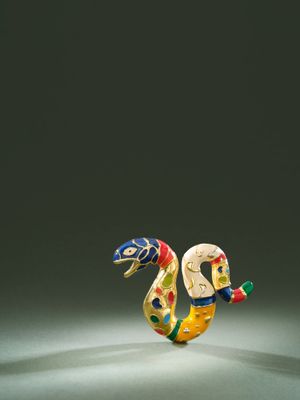 un gros plan sur une figurine représentant un oiseau posée sur une table
