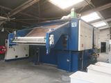 une grande machine installée dans un bâtiment