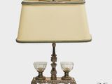 une photo d'une lampe de table sur laquelle sont posés deux verres à vin