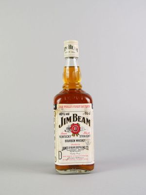 une image représentant une bouteille de bourbon Jim Beam sur fond blanc