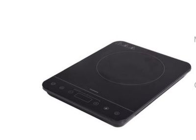 une image représentant une plaque à induction noire sur fond blanc