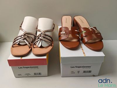 deux paires de sandales pour femmes posées sur une boîte