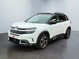 Une Citroën blanche est garée dans une grande pièce