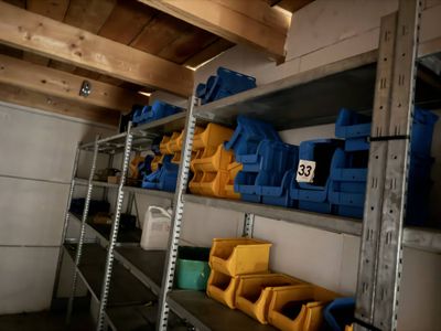 de nombreuses étagères sur lesquelles sont disposés des bacs bleus et jaunes